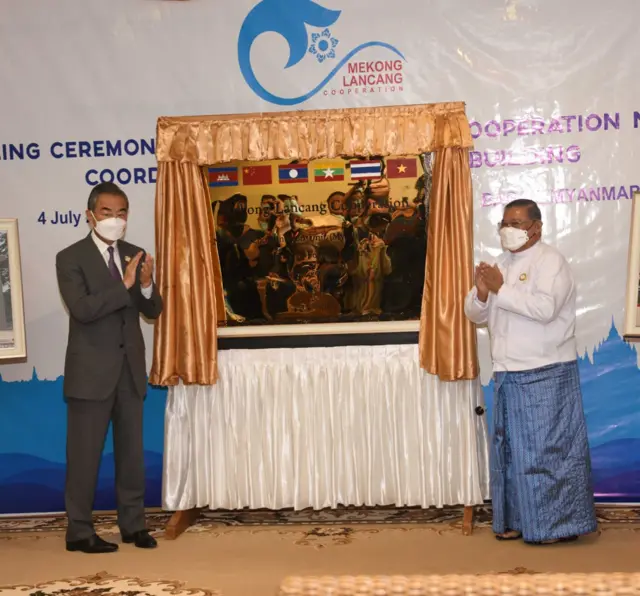 တရုတ်နဲ့ စစ်ကောင်စီ နိုင်ငံခြားရေးဝန်ကြီးတို့ဟာ မဲခေါင် - လန်ချန်း ပူးပေါင်းညှိနှိုင်းရေးရုံးဖွင့်ပွဲကိုလည်း ဒီနေ့မှာပဲ ပြုလုပ်သွားတာဖြစ်ပါတယ်။