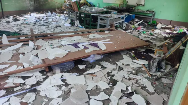 ဘုတလင် ဒေသကာကွယ်ရေးတပ်ဖွဲ့တစ်ဖွဲ့ရဲ့ လက်နက်တိုက်တစ်ခု ပေါက်ကွဲခဲ့တာကြောင့် မျက်နှာကြက်ပေါက်တွေပါ ပြိုကျပျက်စီးခဲ့တယ်လို့ ဆိုပါတယ်။