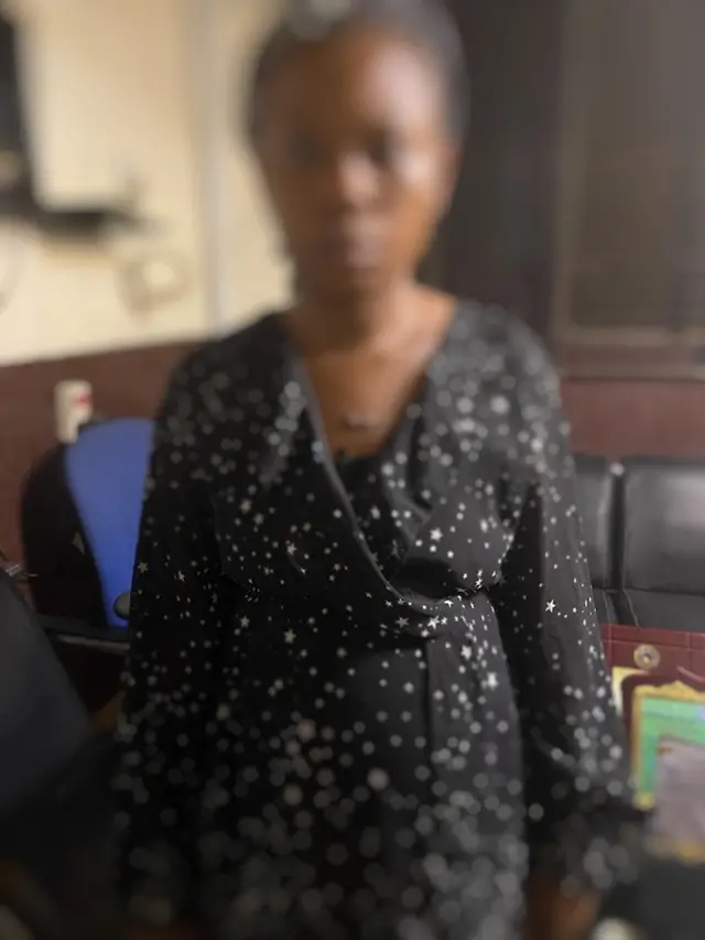 Nwaanyị a na-enyo n'okwu izuru nwa ndị agbataobi ya.