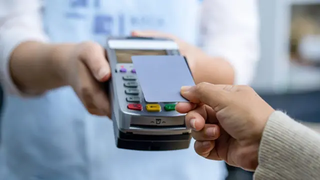 Pesin dey pay money for POS