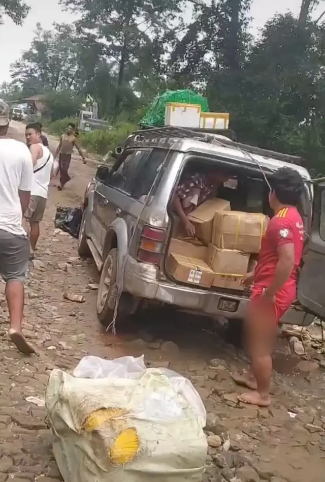 ဗန်းမော်-လွယ်ဂျယ်လမ်း ပျက်စီးနေတာကြောင့် ကုန်သွယ်ရေး အခက်တွေ့နေ