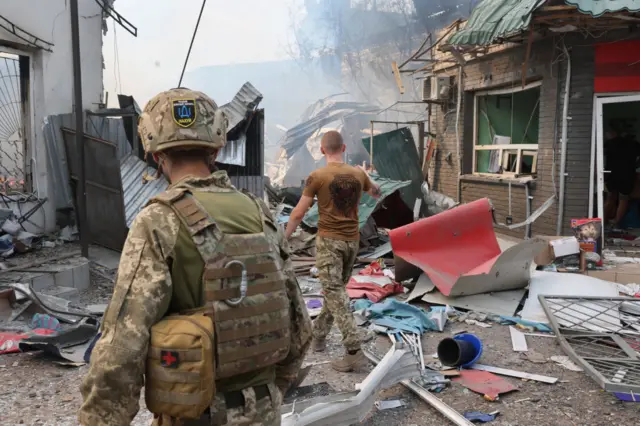 Украинские военные в Славянске после обстрелов города российскими войсками