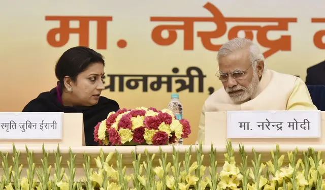 पीएम नरेंद्र मोदी के साथ कैबिनेट मंत्री स्मृति इरानी