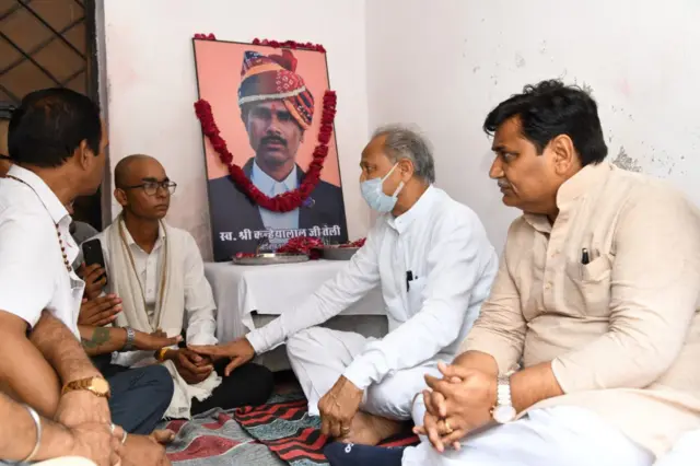 अशोक गहलोत ने 30 जून को कन्हैयालाल के परिवार से मुलाक़ात में दोनों बच्चों को नौकरी का वादा किया था