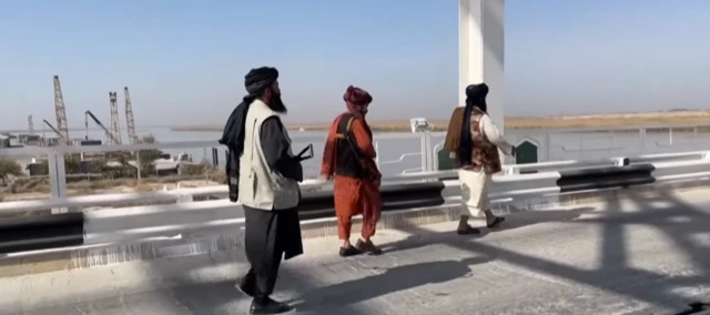 گشت طالبان در پل میان افغانستان و پاکستان