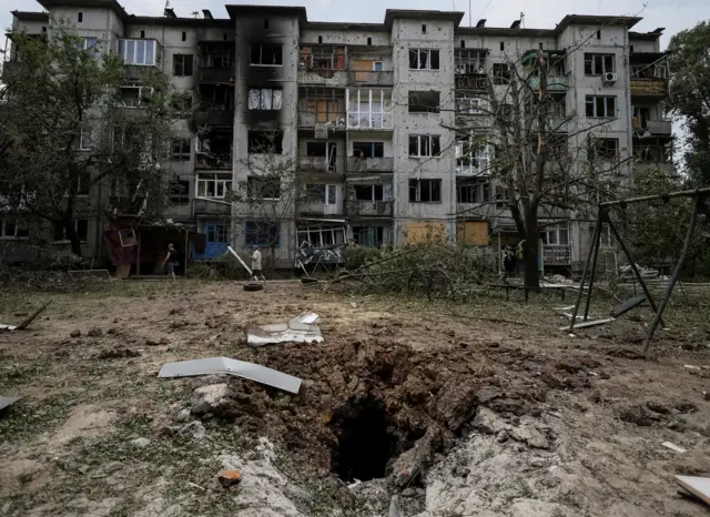 Жилой дом в Бахмуте, пострадавший от удара (фото сделано в середине июня)