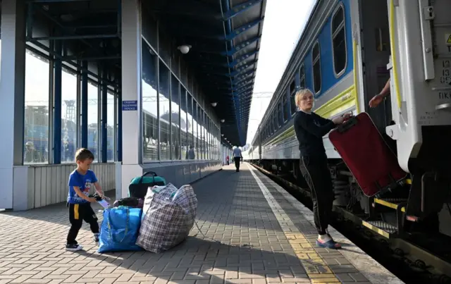 UN agency say ova 8.79 million pipo don cross border from Ukraine since 14 February