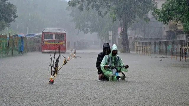 Pipo dey struggle through di water