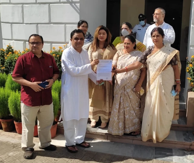 राज्यपाल से मिली टीएमसी का प्रतिनिधिमंडल