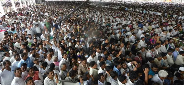 వైసీపీ ప్లీనరీకి హాజరైన కార్యకర్తలు