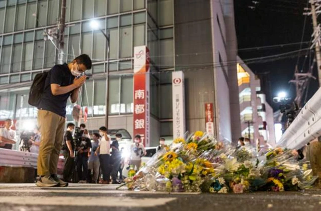 Mourners pay dia respects for Shinzo Abe