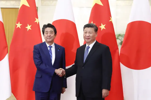 Cố Thủ tướng Nhật Bản Shinzo Abe đến Bắc Kinh và bắt tay Chủ tịch Trung Quốc Tập Cận Bình hôm 23/12/2019