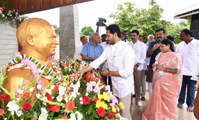 వైఎస్ఆర్ విగ్రహానికి నివాళులర్పిస్తున్న జగన్, విజయమ్మ