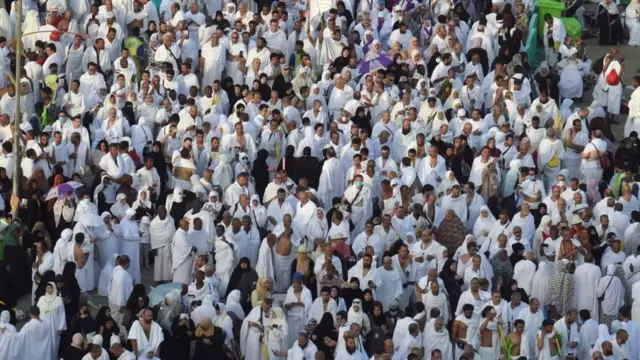 Mahajjata na gudanar da addu'o'i a tsauwar Arfa