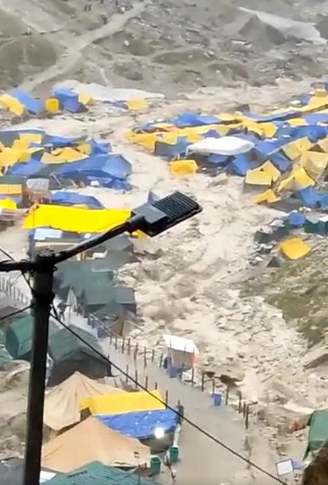 अमरनाथ गुफा के पास बादल फटा