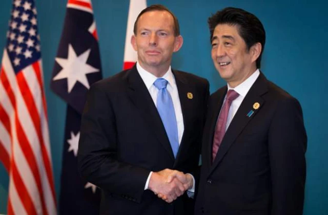 Tony Abbott bắt tay Shinzo Abe