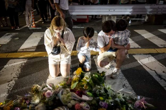 Mourners pay dia respects for Shinzo Abe