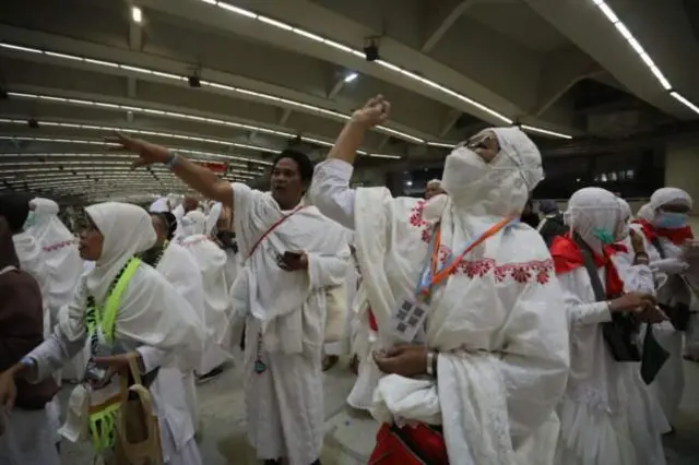 Hundreds of pilgrims continue to flock to cast stones at the devil