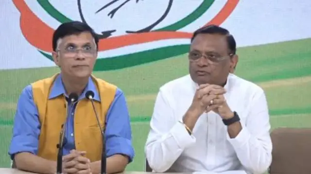 कांग्रेस नेता पवन खेड़ा और अविनाश पांडे दिल्ली में संवाददाता सम्मेलन के दौरान.