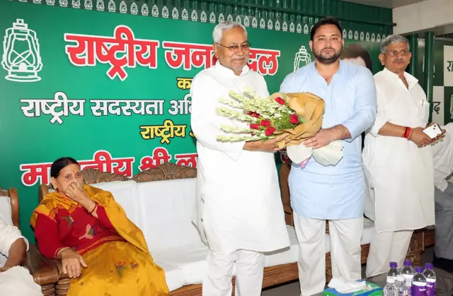 नीतीश कुमार के साथ तेजस्वी यादव