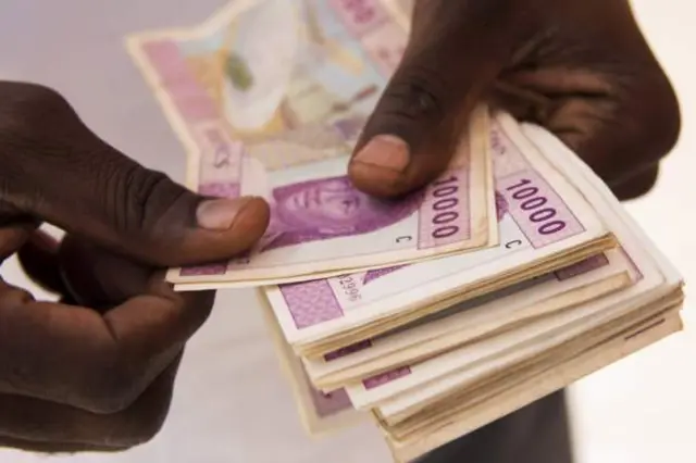 Pesin dey count money