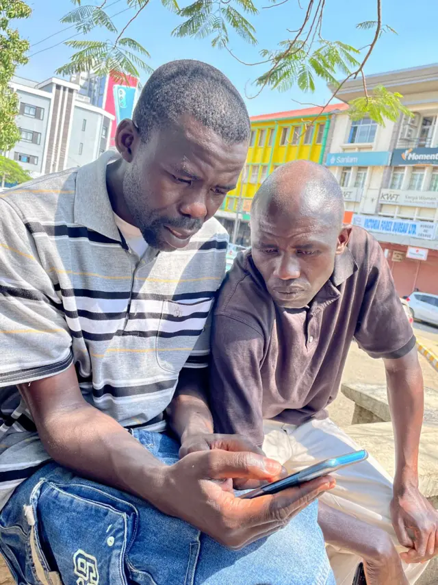 Fotosof pipo for Kisumu as dem dey follow di results of Kenya election