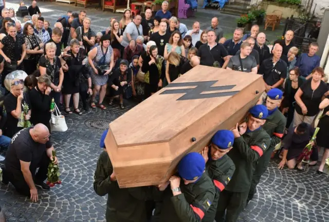 Багатьох азовців уже поховали в Україні. Прощання з бійцем у Львові