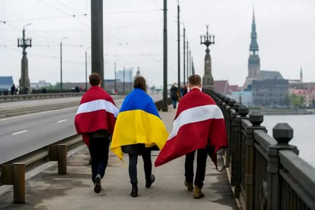 флаги латвии и украины