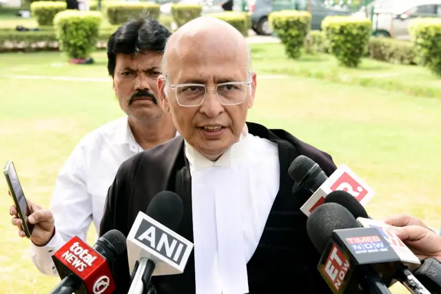 इस मामले में दिल्ली की सत्तारूढ़ आम आदमी पार्टी का पक्ष सीनियर एडवोकेट अभिषेक मनु सिंघवी ने रखा