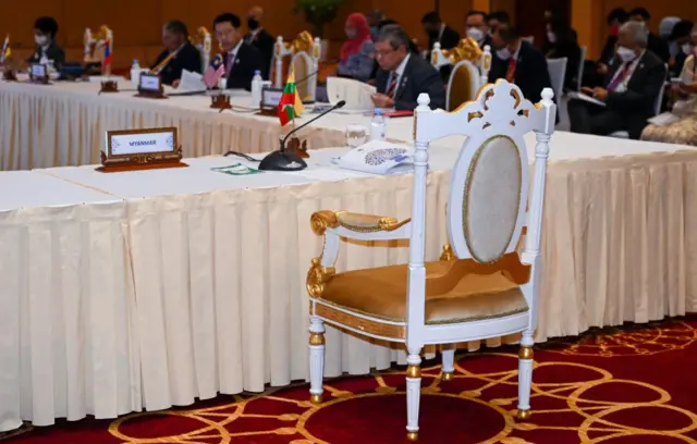ပြီးခဲ့တဲ့တစ်ပတ်က ပြုလုပ်ခဲ့တဲ့အာဆီယံနိုင်ငံခြားရေးဝန်ကြီးများ အစည်းအဝေးမှာတော့ မြန်မာကိုယ်စားပြုသူနေရာမှာ လစ်လပ်နေခဲ့