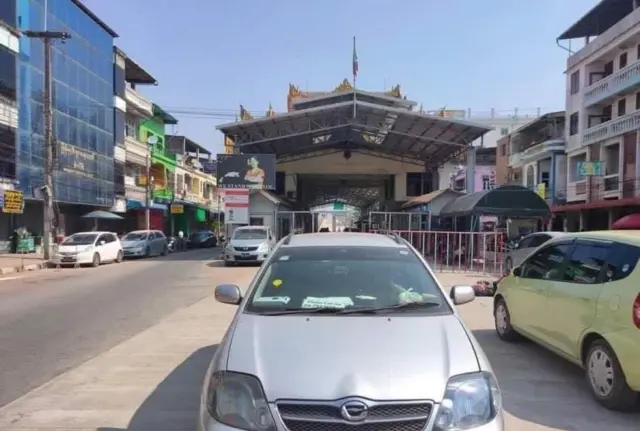 မြဝတီမြို့က ထိုင်းငွေ နဲ့ မြန်မာငွေ လဲပေးတဲ့ဆိုင်တွေကို စစ်ကောင်စီဝင်ဖမ်း
