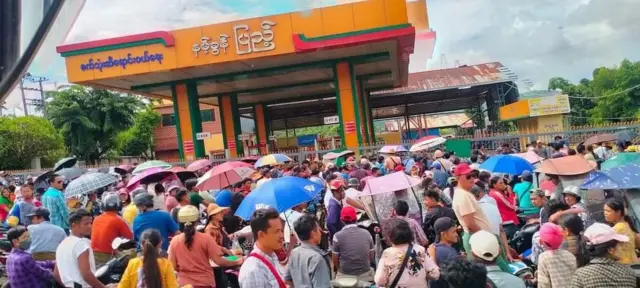 ရှမ်းမြောက်က မြို့အချို့မှာဆို စက်သုံးဆီရဖို့ ဆီဆိုင်မှာ အချိန်ကြာမြင့်အောင် တန်းစီခဲ့ရပေမဲ့ ဆီကုန်သွားတာနဲ့ ကြုံခဲ့ရတယ်လို့ ဒေသခံတွေက ပြောပါတယ်။