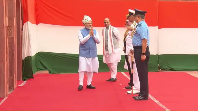 तीनों सेनाओं के अध्यक्ष और रक्षा मंत्री राजनाथ सिंह के साथ