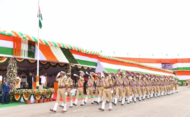 సాయుధ దళాల గౌరవం వందనం స్వీకరిస్తున్న జగన్