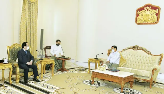 သြဂုတ်လ ၁၂ ရက်ထုတ် နိုင်ငံပိုင်သတင်းစာတွေမှာတော့ လွှတ်တော်အမတ်နဲ့ စစ်ကောင်စီဥက္ကဋ္ဌတို့ဟာ ပြည်တွင်းနိုင်ငံရေးအခြေအနေ၊ စီးပွားရေးနဲ့ ရင်းနှီးမြှုပ်နှံမှုကိစ္စတွေ ဆွေးနွေးထားတယ်လို့ ဖော်ပြထားပါတယ်။
