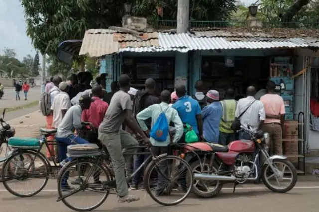 ውጽኢት ፕረዚደንታዊ ምርጫ ንምስማዕ ተሃንጥዮም ዘለዉ ኬንያውያን