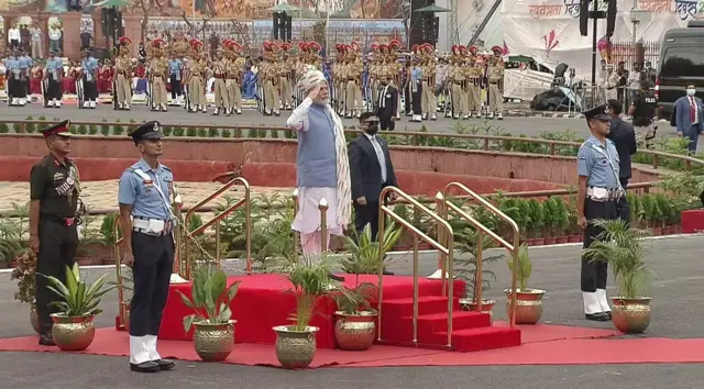 स्वतंत्रता की 75वीं वर्षगाँठ पर प्रधानमंत्री नरेंद्र मोदी सुरक्षा गारद की सलामी लेते हुए