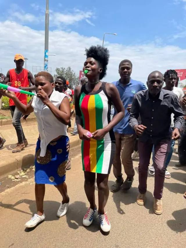 ኬንያውያን ድሮ ኣብ ጐደናታት ወጺኦም እዮም