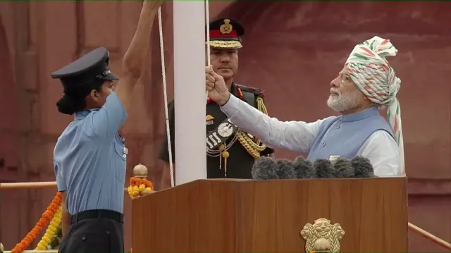 स्वतंत्रता की 75वीं वर्षगाँठ पर प्रधानमंत्री नरेंद्र मोदी ने सुबह साढ़े सात बजे लाल क़िले की प्राचीर से तिरंगा फहराया. लाल क़िले से वे नौवीं बार झंडा फहरा रहे थे.