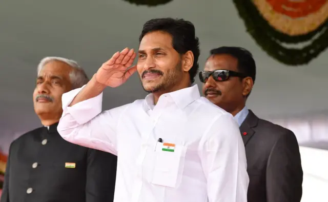 జెండా వందనం చేస్తున్న వైఎస్ జగన్