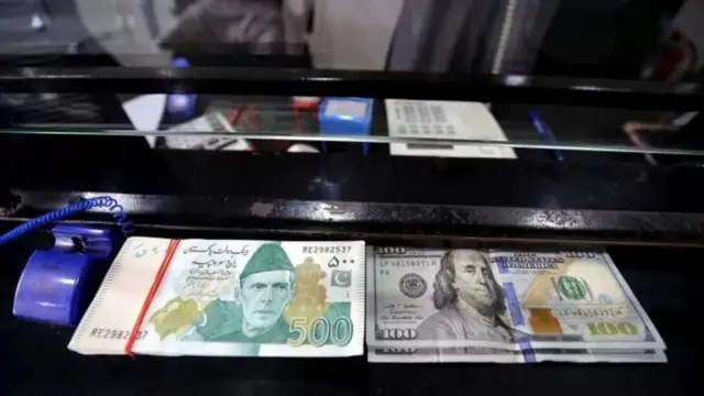 ڈالر کی قیمت میں تقریباً ایک روپے کا اضافہ