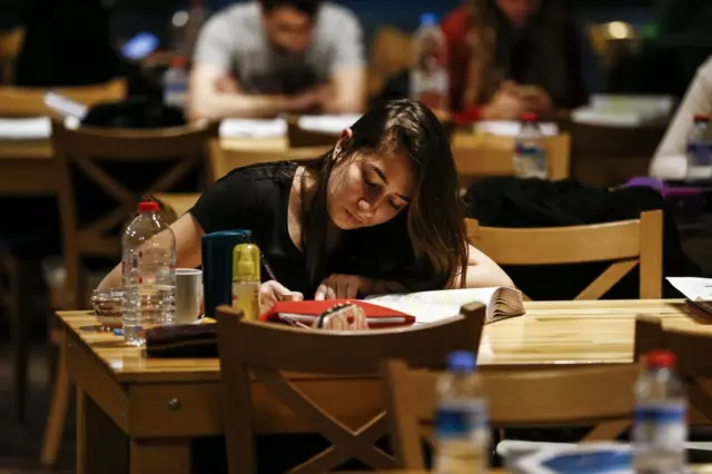 CHP, belediyelerinden lojman, misafirhane ve hizmet binalarını barınma sıkıntısı çeken öğrencilere açmasını istedi