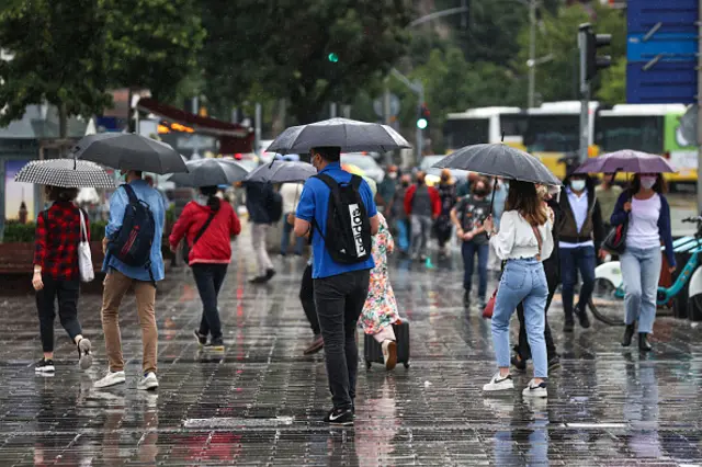 İstanbul'da yağmurda yürüyen insanlar