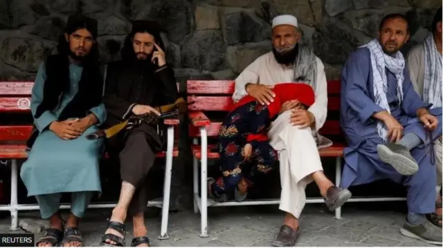 Jamaa wa waathiriwa wamekusanyika nje ya hospitali ambapo wapendwa wao wanatibiwa