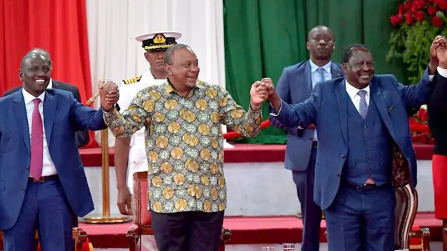 Rais wa Kenya, Uhuru Kenyatta (katikati) akiwa na kiongozi wa upinzani na Waziri Mkuu wa zamani, Raila Odinga (kulia) mnamo Novemba 27, 2019.
