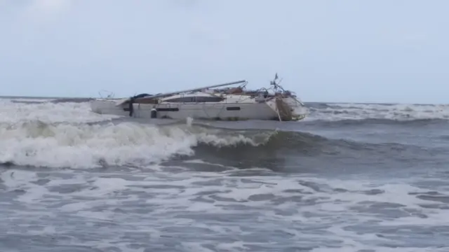 సముద్రతీరంలో బోటు