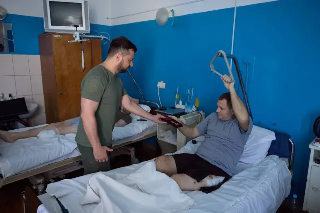 Зеленський із пораненими