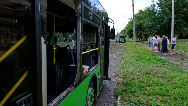 Автобус после обстрела в Харькове
