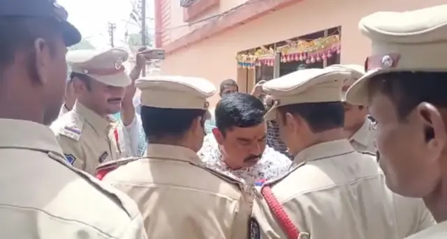 బీజేపీ ఎమ్మెల్యే రాజాసింగ్‌ను అదుపులోకి తీసుకుంటున్న పోలీసులు