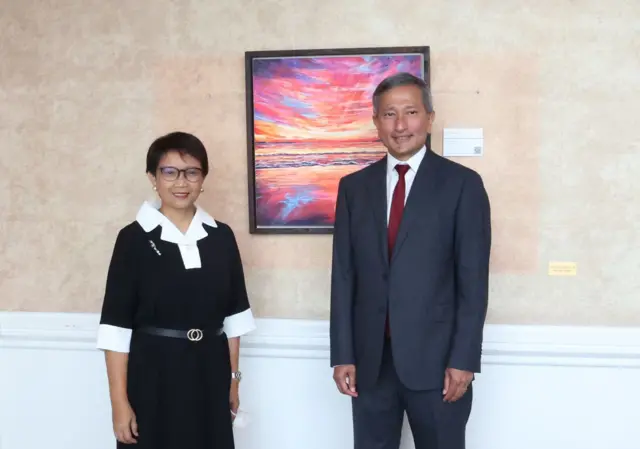 အင်ဒိုနီးရှားနဲ့ စင်ကာပူနိုင်ငံခြားရေးဝန်ကြီးတွေဟာ အစည်းအဝေးပွဲမတိုင်ခင်  စင်ကာပူနိုင်ငံမှာ အရင်တွေ့ဆုံထားကြပါတယ်။